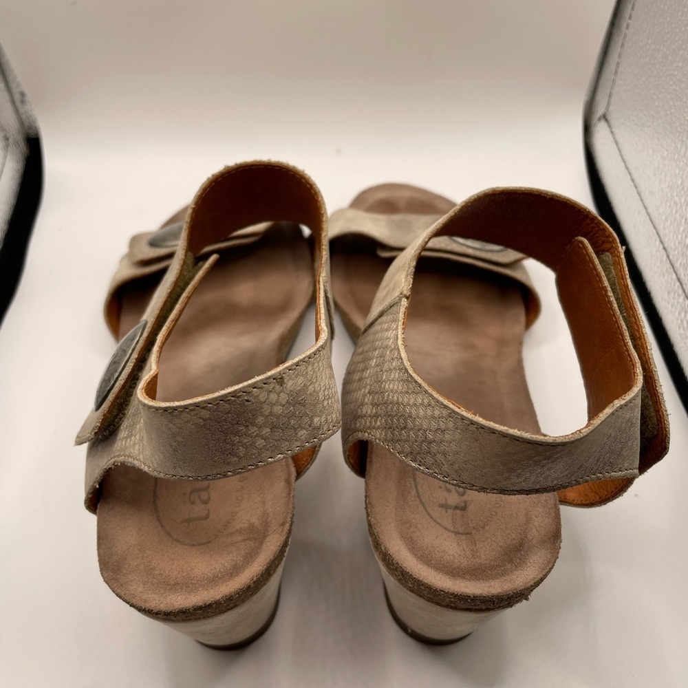 Blowout special -- 2 pairs of gorgeous "Carousel" Taos sandals for one price! - Picture 5 of 8